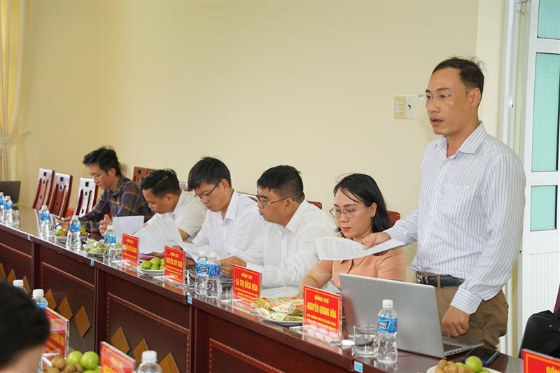 Thành viên đoàn công tác đóng góp ý kiến tại cuộc họp
