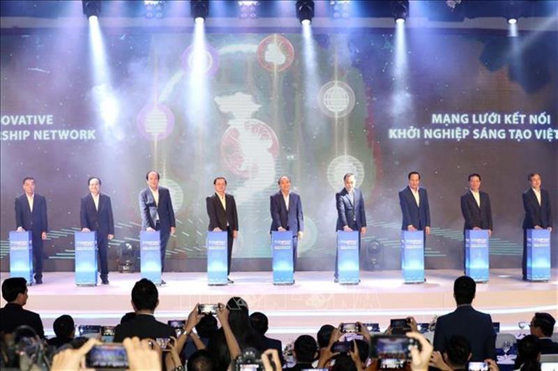 Thủ tướng Chính phủ Nguyễn Xuân Phúc và lãnh đạo các Bộ, ngành thực hiện nghi thức “Ra mắt mạng lưới kết nối khởi nghiệp sáng tạo Việt Nam”. Ảnh: TTXVN