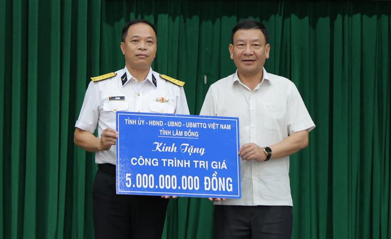 Đồng chí Bùi Thắng - Phó Bí thư Tỉnh uỷ Lâm Đồng trao biểu trưng 5 tỷ đồng ủng hộ Chương trình Xanh hoá Trường Sa