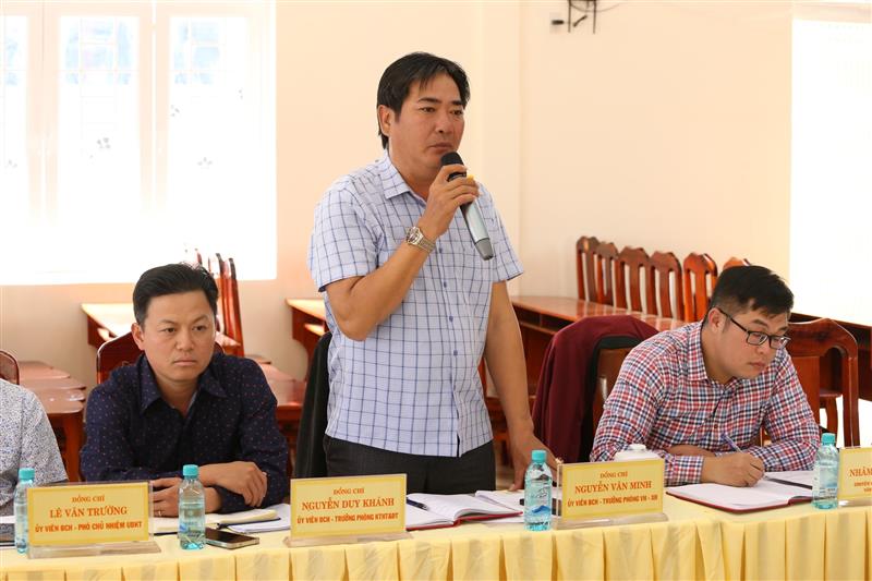 Cán bộ phường B’Lao báo cáo về tình hình thiếu cán bộ ở địa phương