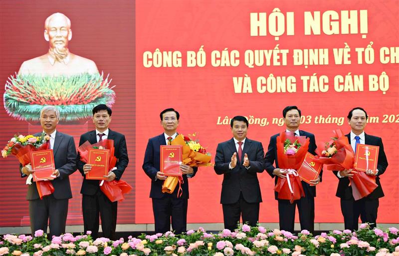 Trao quyết định thành lập Đảng bộ UBND tỉnh Lâm Đồng trực thuộc Đảng bộ tỉnh Lâm Đồng; quyết định chỉ định Ban Chấp hành, Ban Thường vụ, Bí thư và Phó Bí thư Đảng ủy UBND tỉnh nhiệm kỳ 2020 - 2025; đồng chí Hồ Văn Mười - Phó Bí thư Tỉnh ủy, Chủ tịch UBND tỉnh được chỉ định giữ chức vụ Bí thư Đảng ủy UBND tỉnh
