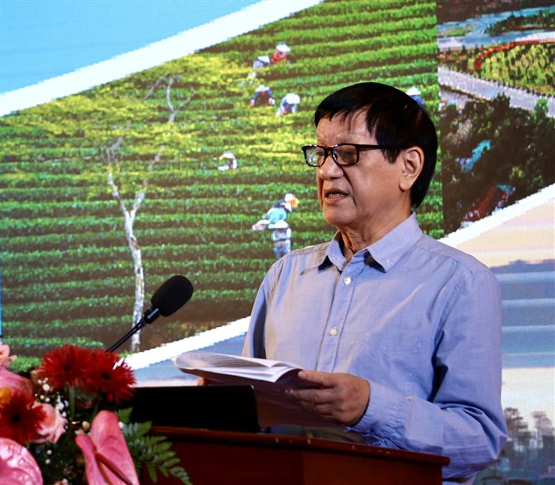PGS. TS. KTS. Trần Trọng Hanh - Chủ nhiệm Đồ án Quy hoạch tỉnh Lâm Đồng, nguyên Vụ trưởng Vụ Quy hoạch kiến trúc, Bộ Xây dựng, Nguyên Hiệu trưởng Trường Đại học Kiến trúc Hà Nội, trình bày tham luận “Tăng cường công tác quy hoạch, đầu tư hạ tầng tạo đột phá cho phát triển…”