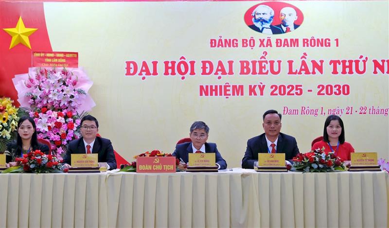 Đoàn chủ tịch điều hành Đại hội