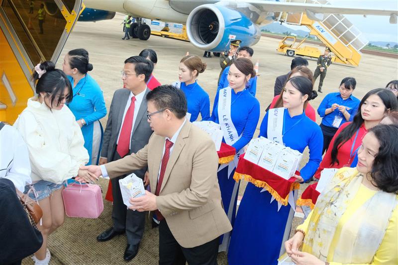Đồng chí Nguyễn Ngọc Phúc, Tỉnh ủy viên, Phó Chủ tịch UBND tỉnh tặng quà cho những hành khách đáp chuyến bay đầu tiên hạ xuống Sân bay Liên Khương