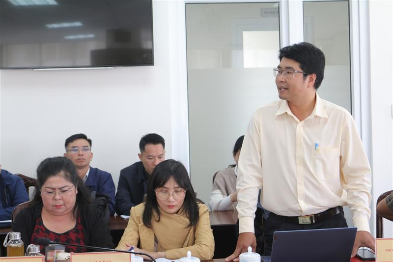 Các nhà báo đặt câu hỏi tại hội nghị