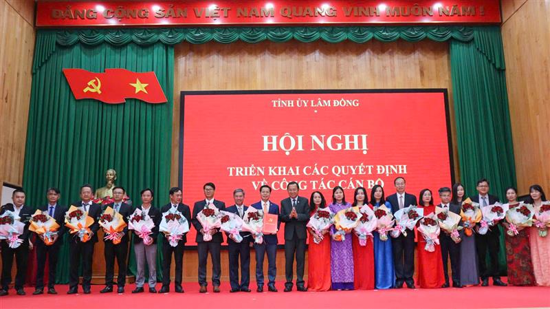Đồng chí Tôn Thiện Đồng trao các quyết định và tặng hoa chúc mừng Ban Chấp hành Đảng bộ xã Đức Trọng