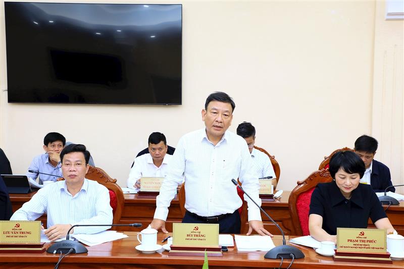 Phó Bí thư Tỉnh ủy Bùi Thắng góp ý kiện toàn các tổ giúp việc xây dựng Dự thảo văn kiện và đề nghị bổ sung thêm lực lượng thống kê của tỉnh