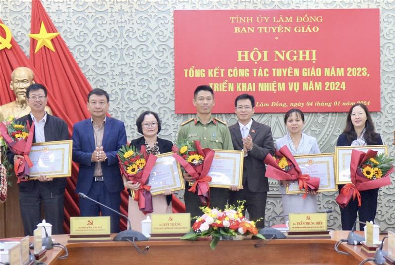 Đồng chí Bùi Thắng  và đồng chí Trần Trung Hiếu tặng giấy khen và hoa cho các tập thể có thành tích xuất sắc.