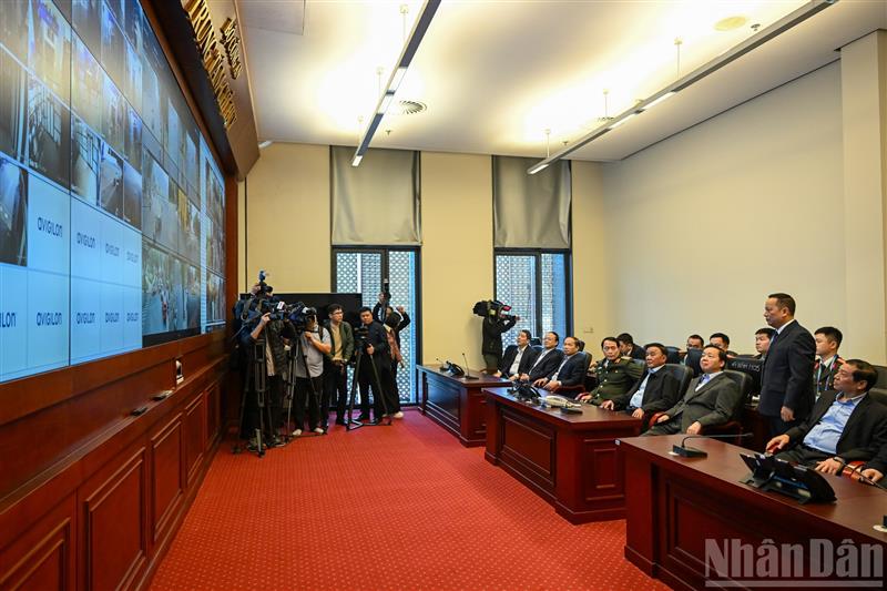 Thường trực Ban Bí thư Trần Cẩm Tú kiểm tra tại Trung tâm Chỉ huy (Bộ Công an). (Ảnh: DUY LINH)