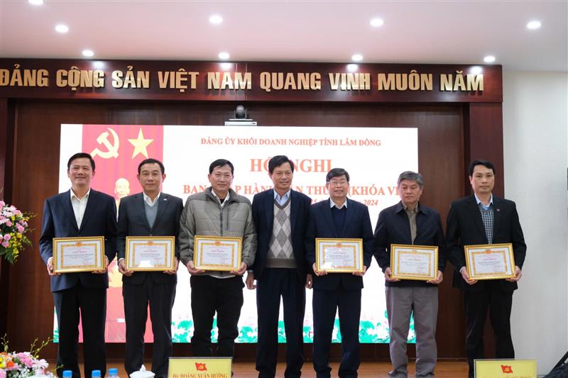 Trao Giấy khen cho các tổ chức cơ sở Đảng hoàn thành xuất sắc nhiệm vụ tiêu biểu năm 2024