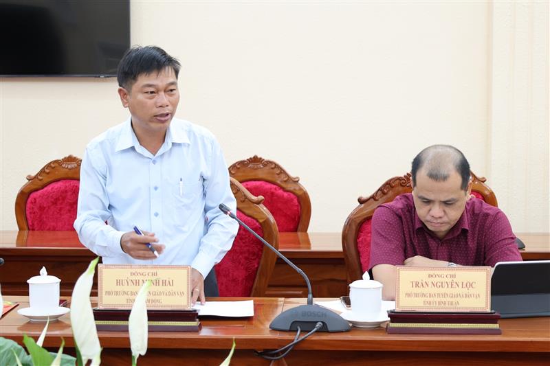 Phó Trưởng Ban Tuyên giáo và Dân vận Tỉnh ủy Lâm Đồng Huỳnh Minh Hải trao đổi tại hội nghị