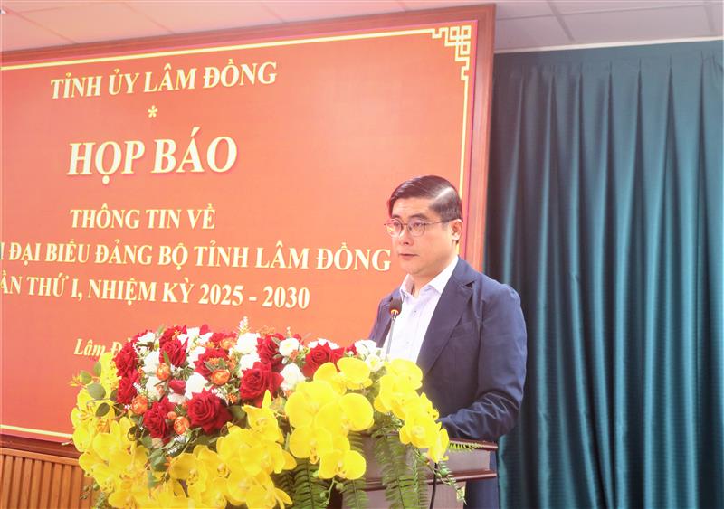 Đồng chí Nguyễn Khắc Bình, Ủy viên Ban Thường vụ Tỉnh ủy, Chánh Văn phòng Tỉnh ủy thông tin về quá trình chuẩn bị văn kiện Đại hội đại biểu Đảng bộ tỉnh Lâm Đồng lần thứ I, nhiệm kỳ 2025 - 2030.