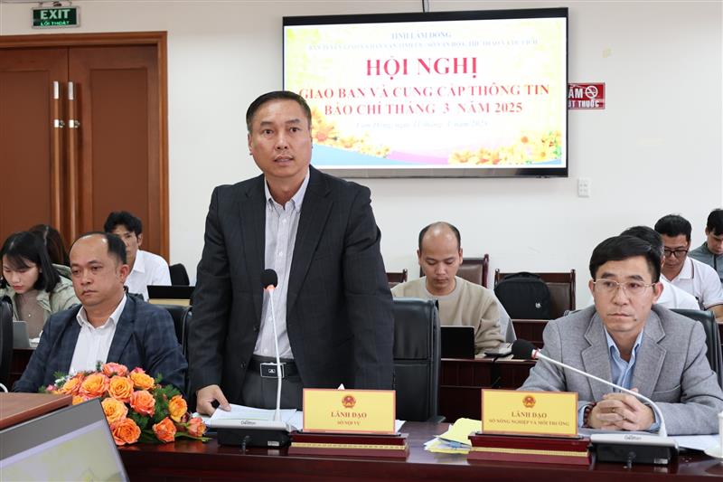 Đại diện lãnh đạo Sở Nội vụ thông tin về công tác tổng kết thực hiện Nghị quyết số 18-NQ/TW