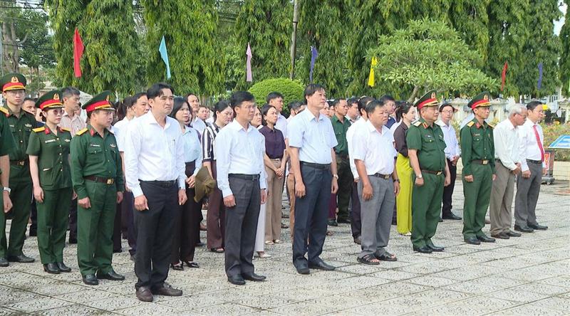 Các đồng chí Thiếu tướng Trần Chí Tâm, Phó Chính ủy, Trưởng Ban Chỉ đạo 515 Quân khu 7; Đinh Văn Tuấn, Tỉnh ủy viên, Phó Chủ tịch UBND tỉnh, Trưởng Ban Chỉ đạo 515 tỉnh Lâm Đồng cùng các đại biểu dâng hoa, dâng hương tưởng nhớ các Anh hùng liệt sĩ tại Nghĩa trang liệt sĩ Đức Linh