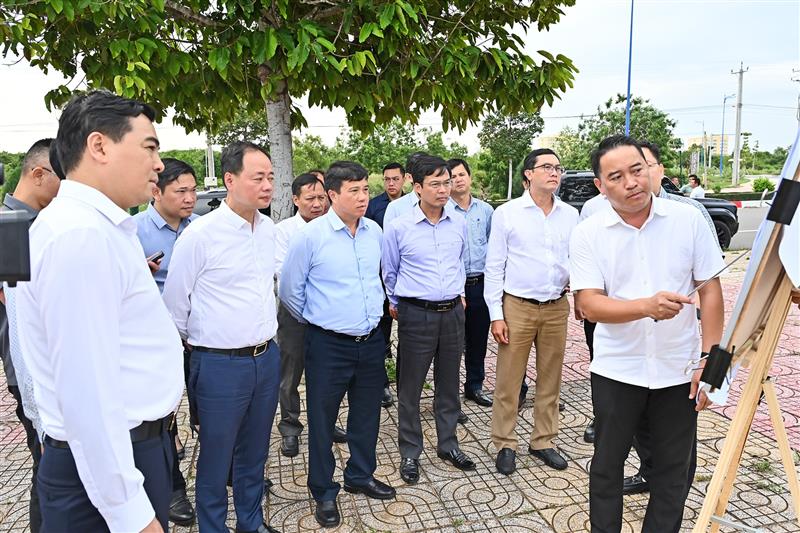 Lãnh đạo tỉnh nghe thuyết trình về Dự án Khu đô thị Thương mại, dịch vụ mới Hàm Tiến - Mũi Né