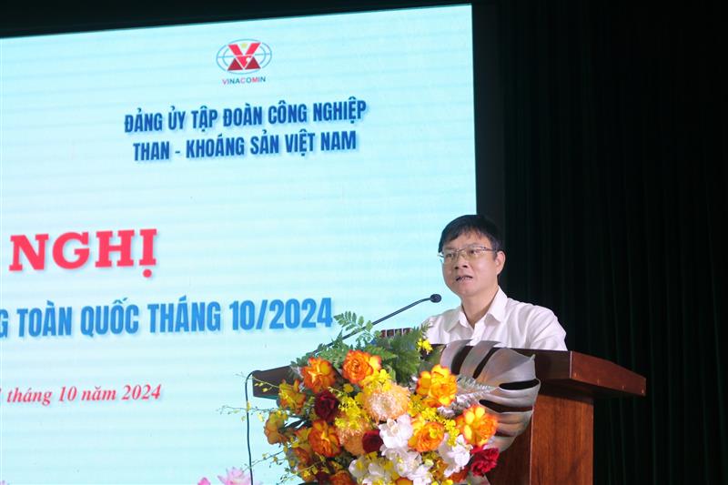Đồng chí Ngô Lê Văn - Phó Trưởng ban Đối ngoại Trung ương thông tin chuyên đề tại hội nghị.