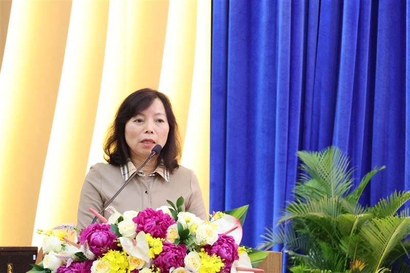 Đồng chí Nguyễn Thị Mỵ - Phó Trưởng Ban Tuyên giáo và Dân vận Tỉnh ủy phát biểu tại hội nghị