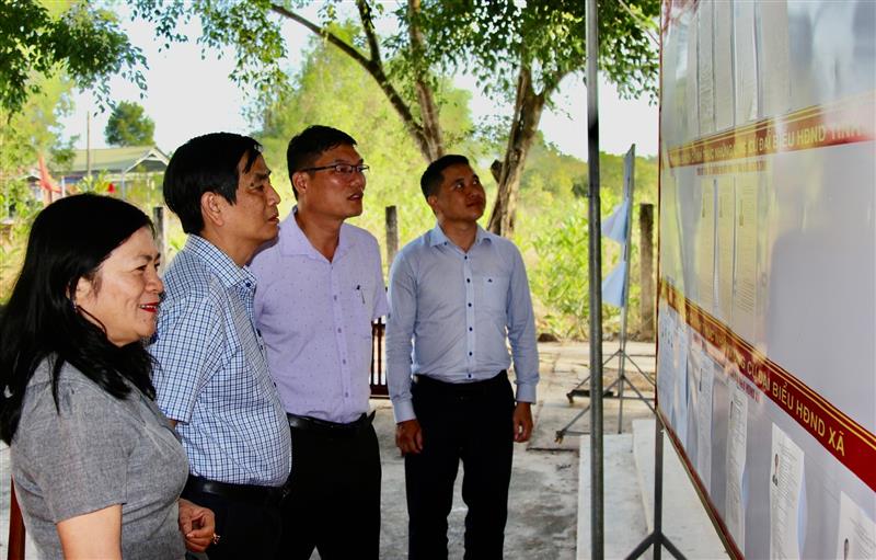 Đồng chí Võ Thanh Bình kiểm tra điểm bầu cử tại xã Sơn Mỹ