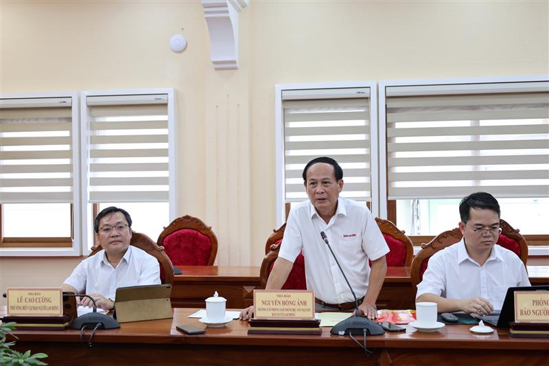 Nhà báo Nguyễn Hồng Ánh - Trưởng Văn phòng Nam Trung Bộ và Tây Nguyên Báo Người Lao Động trao đổi tại buổi làm việc 