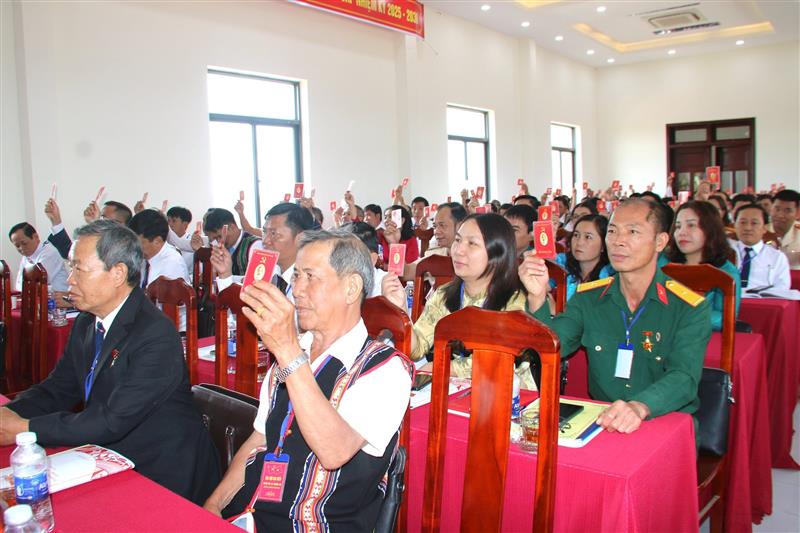 Các đại biểu biểu biểu quyết thông qua Nghị quyết Đại hội Đảng bộ xã Thuận An lần thứ I, nhiệm kỳ 2025 – 2030