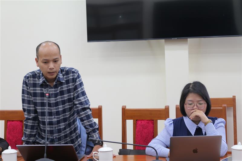 Các nhà báo đặt câu hỏi tại hội nghị.