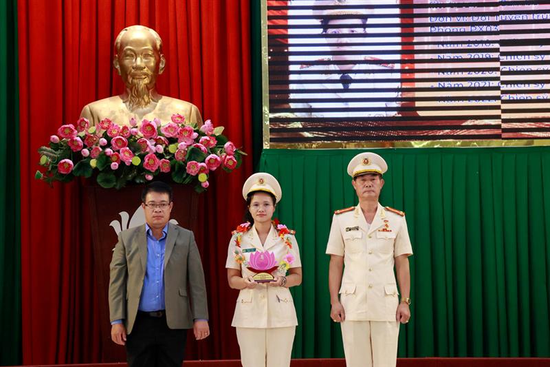Lãnh đạo tỉnh, Công an tỉnh trao tặng biểu trưng, tuyên dương các cá nhân đạt thành tích xuất sắc.