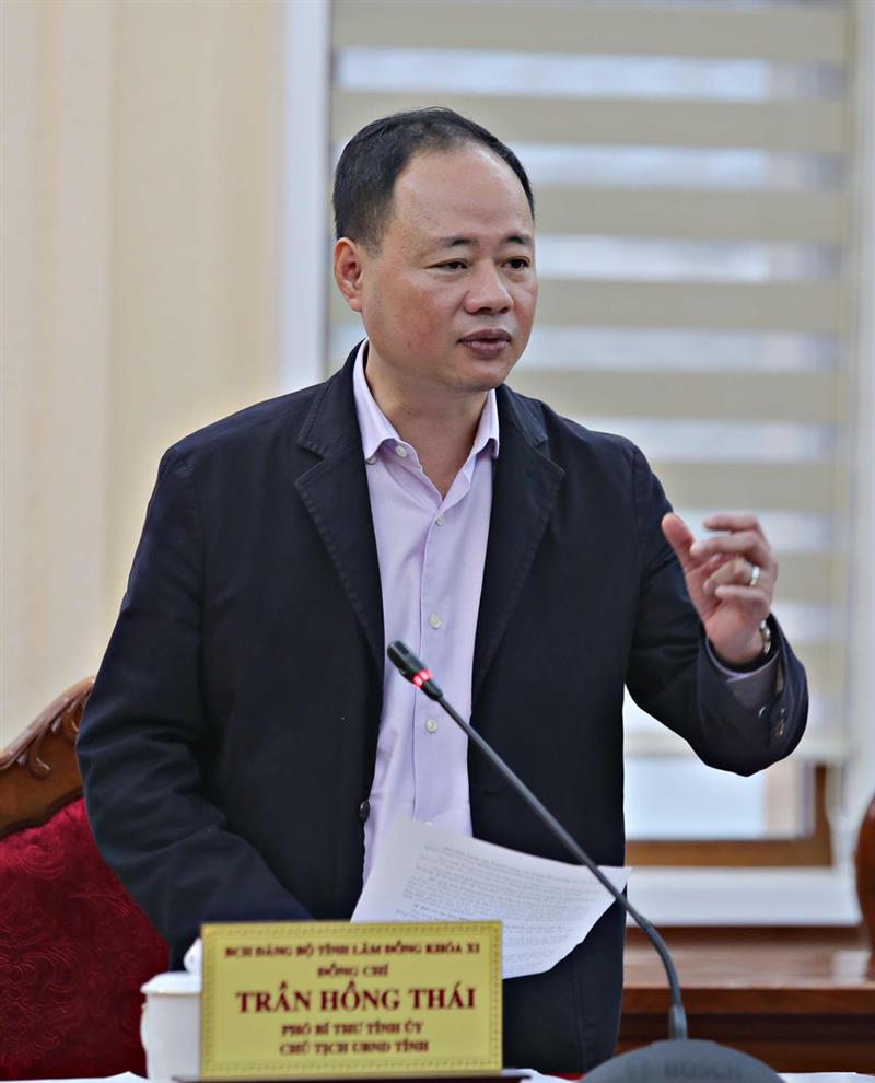 Chủ tịch UBND tỉnh Lâm Đồng Trần Hồng Thái báo cáo tình hình thực hiện Nghị quyết số 18 của Ban chấp hành Trung ương, các khó khăn, vướng mắc trong việc sáp nhập các sở, ngành, phòng ban liên quan