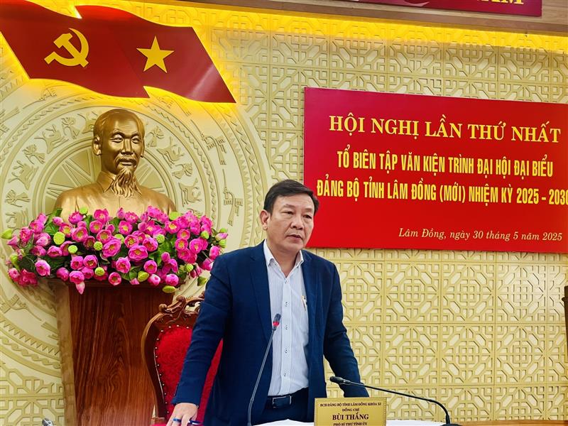 Đồng chí Bùi Thắng – Phó Bí thư Tỉnh ủy Lâm Đồng, Tổ trưởng Tổ Biên tập phát biểu kết luận phiên họp