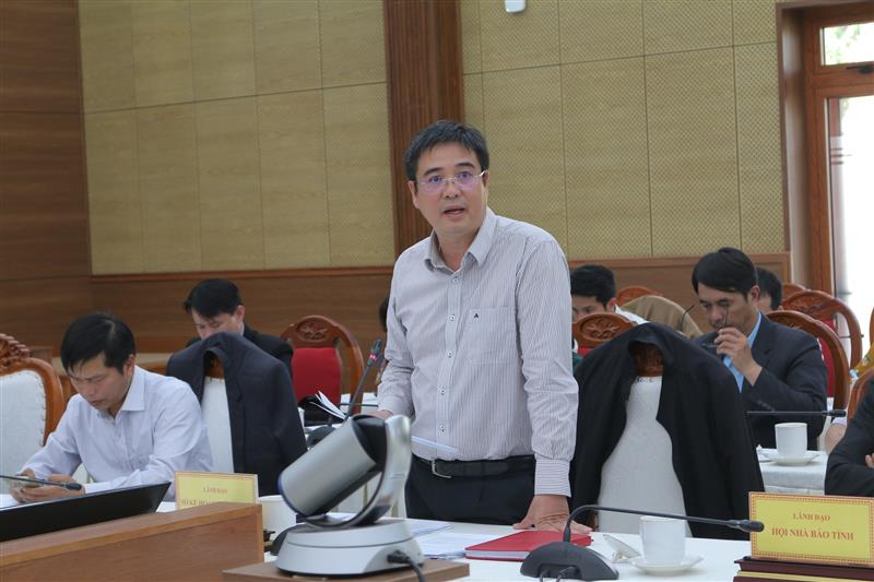 Đại diện lãnh đạo Sở Kế hoạch và Đầu tư thông tin về một số dự án đầu tư trên địa bàn tỉnh thời gian qua.