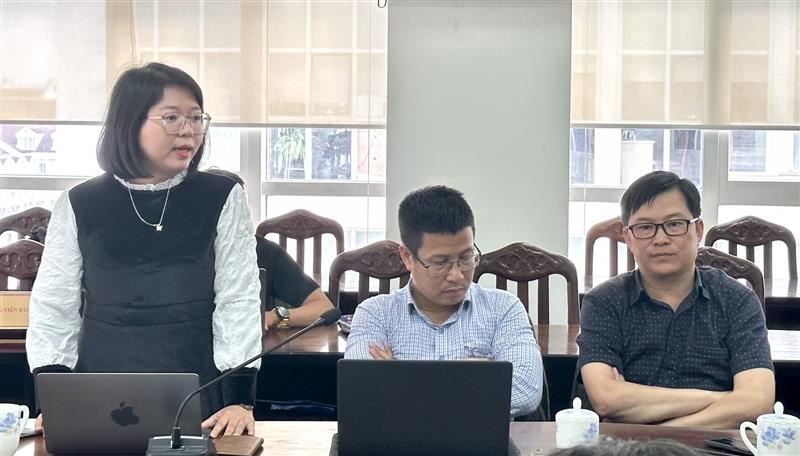 Các nhà báo đặt câu hỏi tại hội nghị.
