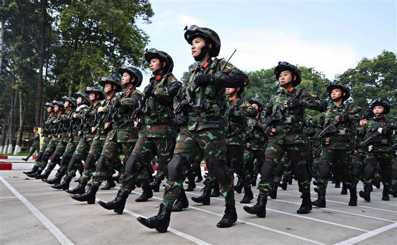 Khối Nữ chiến sĩ biệt động huấn luyện diễu binh