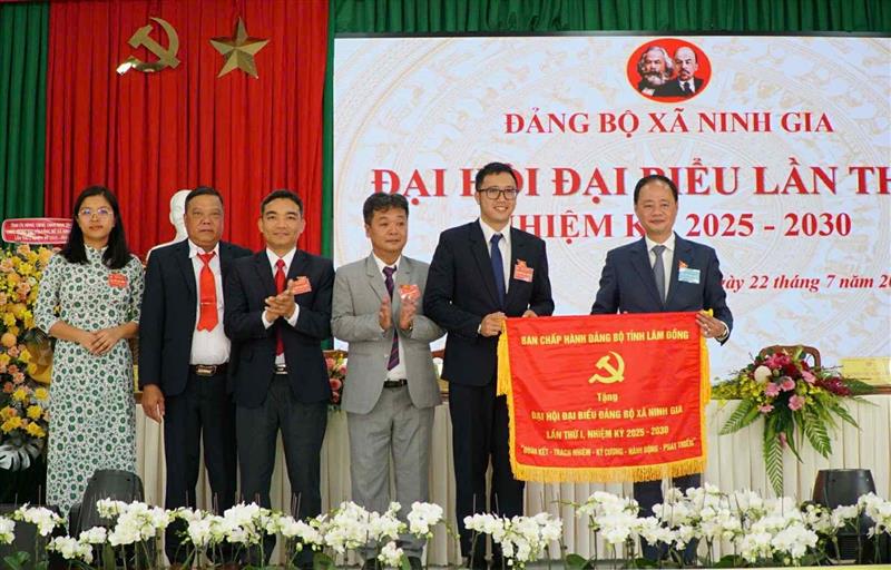 Đồng chí Trần Hồng Thái, Phó Bí thư Tỉnh ủy, Chủ tịch HĐND tỉnh, tặng hoa và bức trướng của Ban Chấp hành Đảng bộ tỉnh Lâm Đồng chúc mừng Đại hội