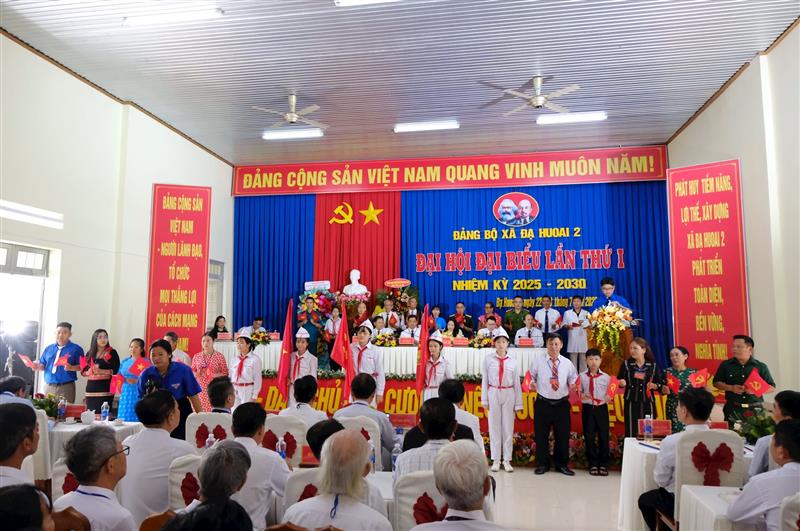 Các tầng lớp Nhân dân trên địa bàn đến chúc mừng Đại hội