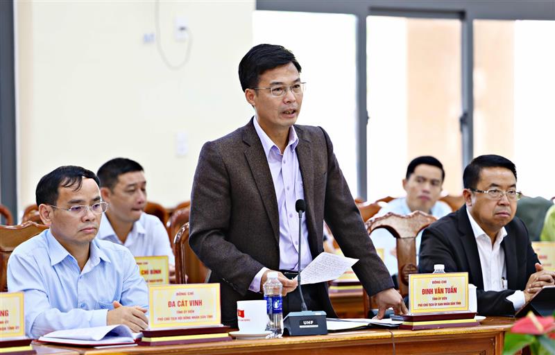 Phó Chủ tịch UBND tỉnh Lâm Đồng Đinh Văn Tuấn giải đáp một số kiến nghị của huyện Đam Rông tại buổi làm việc