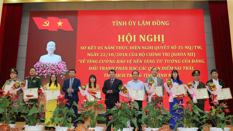 Đồng chí Bùi Thắng - Ủy viên Ban Thường vụ, Trưởng ban Tuyên giáo Tỉnh ủy, Phó Trưởng ban Thường trực Ban Chỉ đạo 35 tỉnh và đồng chí Phạm S - Phó Chủ tịch UBND tỉnh, Phó Trưởng Ban Chỉ đạo 35 tỉnh trao tặng hoa và bằng khen của Chủ tịch UBND tỉnh cho các cá nhân.