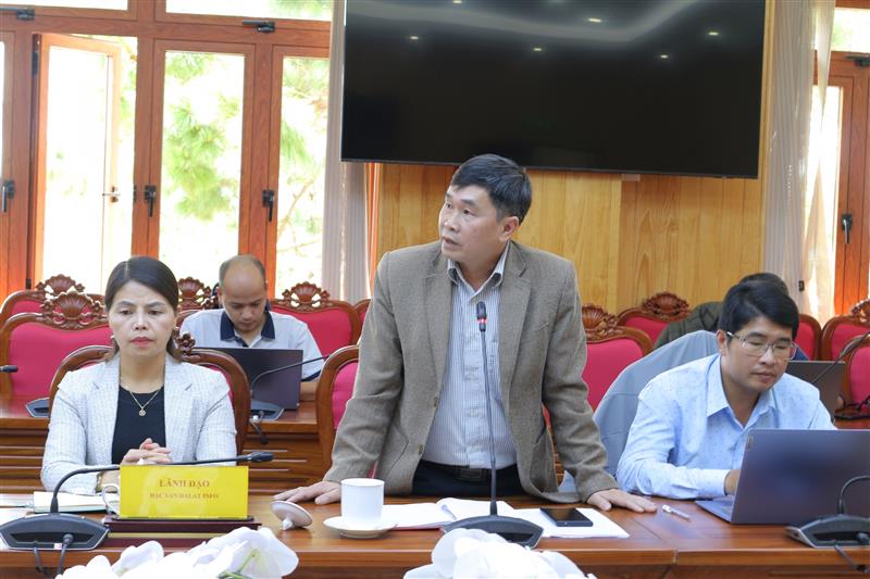 Các nhà báo đặt câu hỏi tại hội nghị.