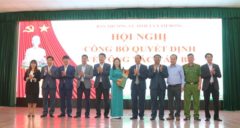 Các đồng chí trong Ban Thường vụ Huyện ủy Lạc Dương tặng hoa chúc mừng Tân Bí thư Huyện ủy Lạc Dương.