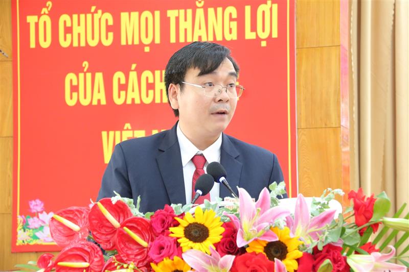 Đồng chí Trương Văn Sáng, Phó Bí thư Đảng ủy, Chủ tịch UBND xã báo cáo tại Đại hội