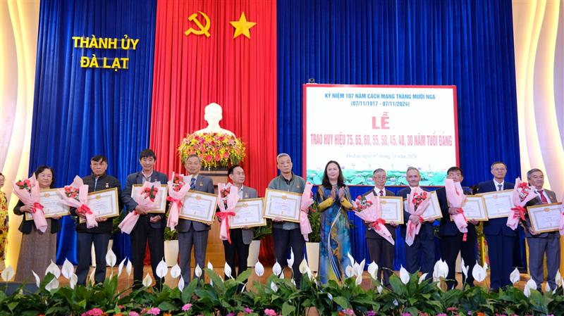 Đồng chí Ngô Thị Mỹ Lợi - Phó Bí thư Thường trực Thành uỷ Đà Lạt trao Huy hiệu 40 năm tuổi Đảng cho các đảng viên