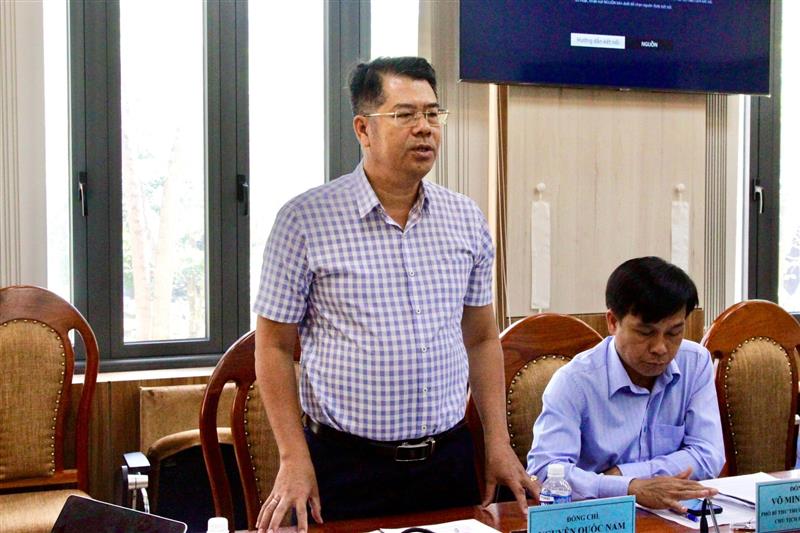 Bí thư phường La Gi Nguyễn Quốc Nam báo cáo tại buổi làm việc