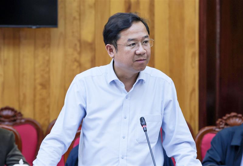 Đồng chí Tôn Thiện Đồng - Uỷ viên Ban Thường vụ, Trưởng Ban Tuyên giáo và Dân vận Tỉnh uỷ nêu một số vấn đề về dư luận. Theo đó, đồng chí cho biết, hiện nay người dân đánh giá khá cao hiệu quả công tác điều hành kinh tế - xã hội gần đây của UBND tỉnh và dư luận cũng đang rất quan tâm đến việc bố trí sử dụng cơ sở vật chất nhà nước sau sáp nhập như thế nào Đồng chí Tôn Thiện Đồng - Uỷ viên Ban Thường vụ, Trưởng Ban Tuyên giáo và Dân vận Tỉnh uỷ nêu một số vấn đề về dư luận. Theo đó, đồng chí cho biết, hiện nay người dân đánh giá khá cao hiệu quả công tác điều hành kinh tế - xã hội gần đây của UBND tỉnh và dư luận cũng đang rất quan tâm đến việc bố trí sử dụng cơ sở vật chất nhà nước sau sáp nhập như thế nào