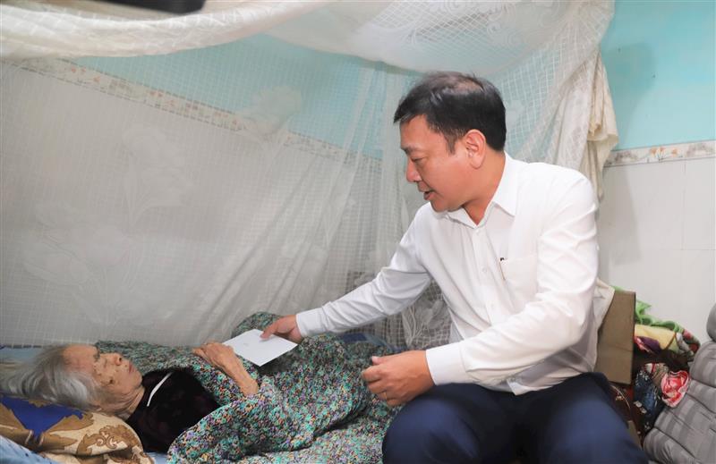 Đồng chí Bùi Thắng, Phó Bí thư Tỉnh ủy, ân cần thăm hỏi sức khỏe và tặng quà tri ân Mẹ Việt Nam Anh hùng Nguyễn Thị Lũy (99 tuổi, ngụ tại Phường 1 Bảo Lộc)