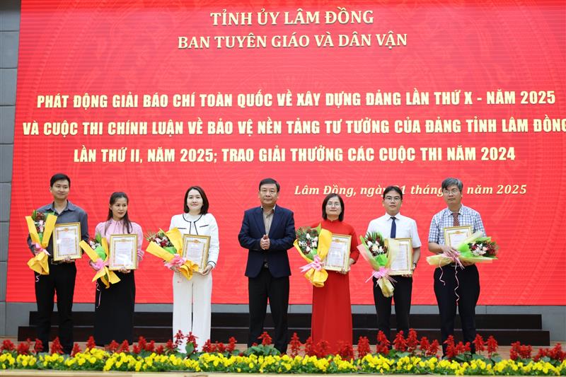 Đồng chí Bùi Thắng - Phó Bí thư Tỉnh ủy trao giấy chứng nhận cho các cá nhân đạt giải Nhất Cuộc thi trực tuyến tìm hiểu biển, đảo Việt Nam; chuẩn mực đạo đức cách mạng của cán bộ, đảng viên trong giai đoạn mới