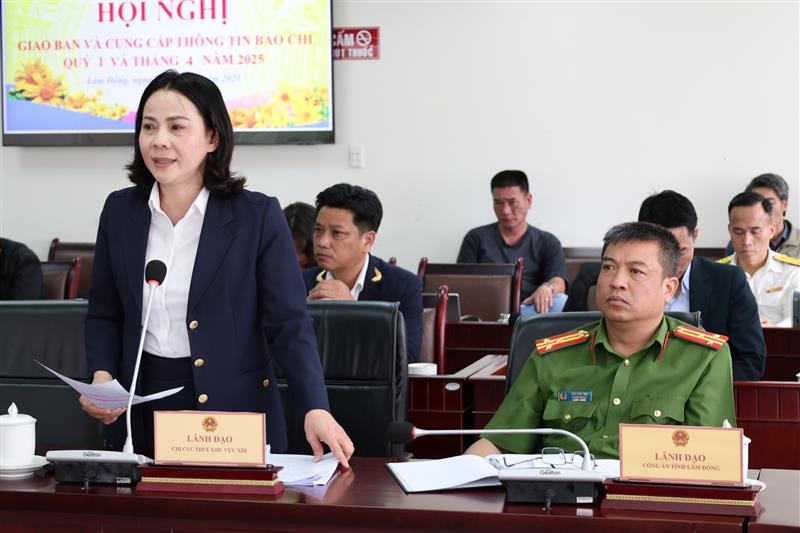 Đại diện lãnh đạo Chi cục Thuế khu vực XIII cung cấp thông tin liên quan đến Công ty Sao Đà Lạt