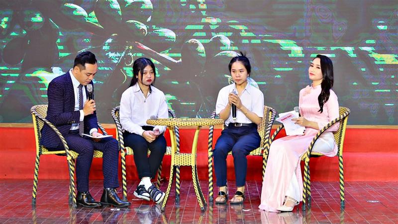 Lãnh đạo tỉnh Lâm Đồng cùng khách mời, ban tổ chức, nhà tài trợ tham dự Lễ trao học bổng