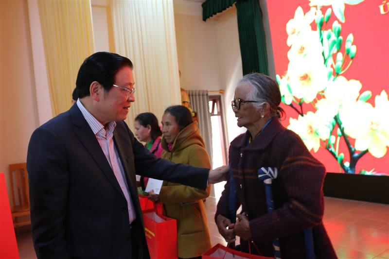 Trưởng Ban Nội chính Trung ương Phan Đình Trạc ân cần thăm hỏi gia đình người có công huyện Lạc Dương.