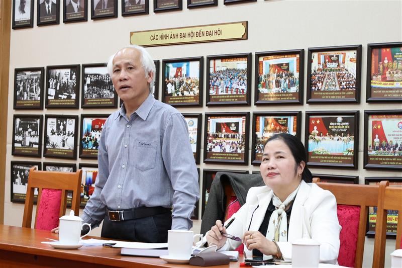 Đại diện LĐLĐ tỉnh trao đổi tại hội nghị