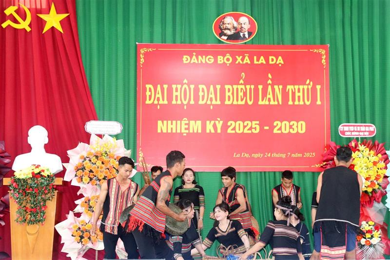 Văn nghệ chào mừng Đại hội Đảng bộ xã La Dạ mang đậm dấu ấn văn hóa địa phương