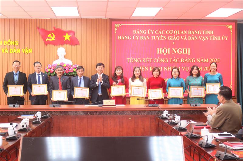 Đ/c Châu Ngọc Lương, TUV, Bí thư Đảng uỷ trao khen thưởng cho các đảng viên đạt thành tích xuất sắc.