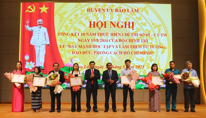 Đồng chí K' Lình - Phó Bí thư Thường trực Huyện ủy, Chủ tịch HĐND huyện và đồng chí Trương Hoài Minh - Phó Bí thư Huyện ủy, Chủ tịch UBND huyện trao giấy khen cho các tập thể